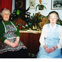 Anna und Maria Steffens vor ihrer Weihnachts-Krippe